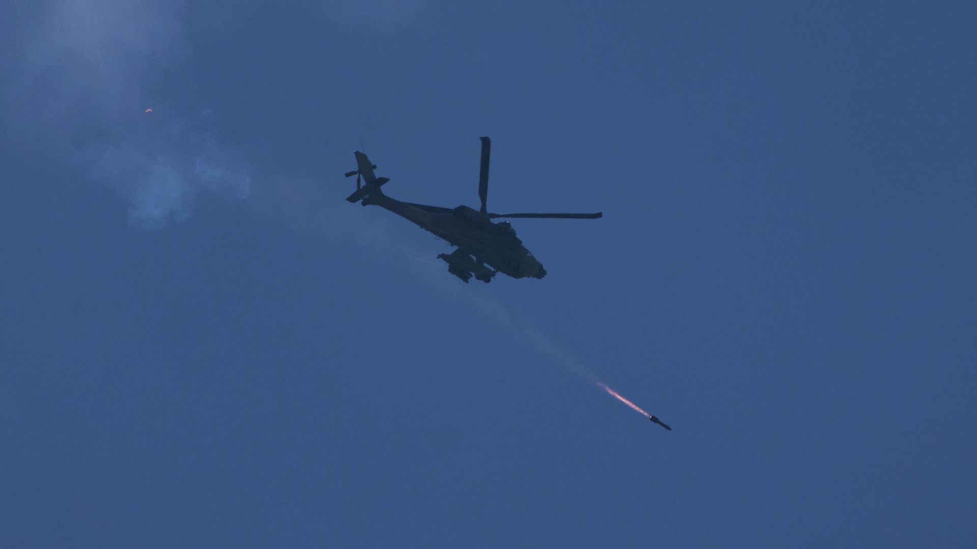 Израильский вертолет Apache выпускает ракету в сторону южного Ливана - РИА Новости, 1920, 29.03.2026