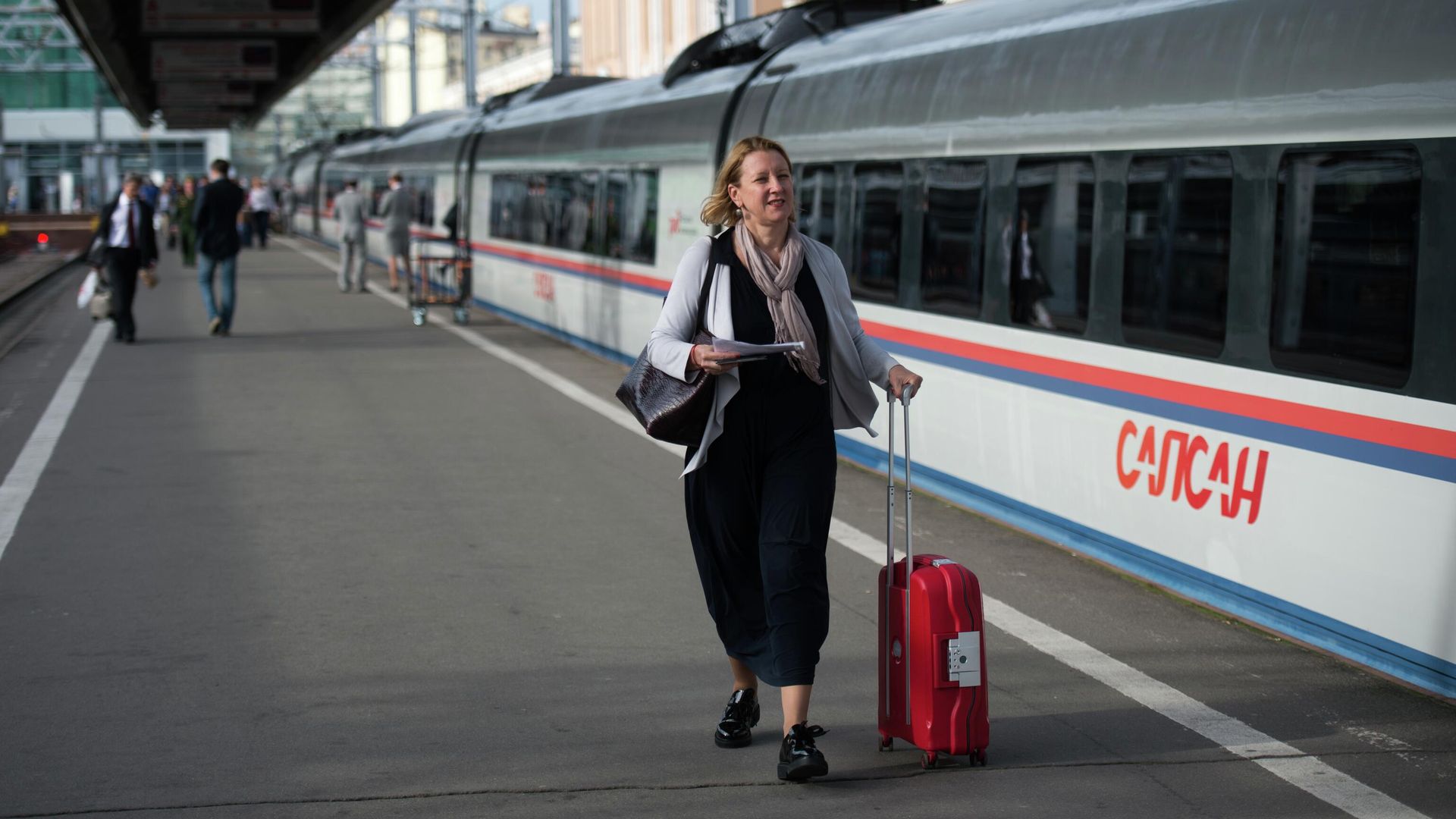 Пассажиры на платформе Московского вокзала в Санкт-Петербурге у высокоскоростного поезда Сапсан Пассажиры на платформе Московского вокзала в Санкт-Петербурге у высокоскоростного поезда Сапсан - РИА Новости, 1920, 20.05.2026