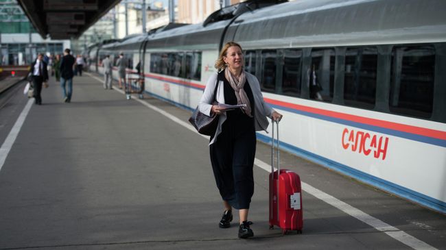 Пассажиры на платформе Московского вокзала в Санкт-Петербурге у высокоскоростного поезда Сапсан 