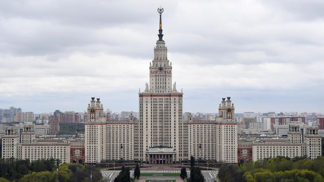 Здание Московского государственного университета имени М. В. Ломоносова на Воробьевых горах в Москве Здание Московского государственного университета имени М. В. Ломоносова на Воробьевых горах в Москве