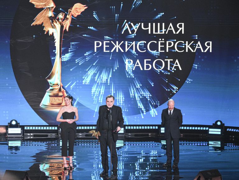 Продюсер фильма Лермонтов Сергей Сельянов получает приз за лауреата 39-й национальной премии кинематографических искусств Ника в номинации Лучшая режиссерская работа режиссера фильма Лермонтов Бакура Бакурадзе на церемонии награждения в театре Моссовета в Москве Продюсер фильма Лермонтов Сергей Сельянов получает приз за лауреата 39-й национальной премии кинематографических искусств Ника в номинации Лучшая режиссерская работа режиссера фильма Лермонтов Бакура Бакурадзе на церемонии награждения в театре Моссовета в Москве