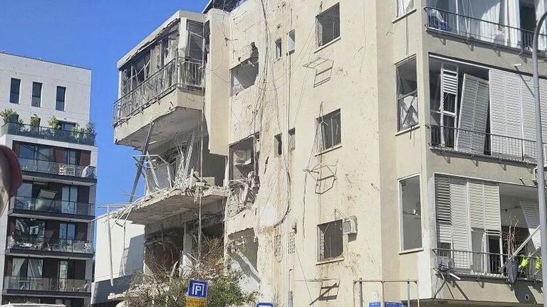 Иранская ракета частично разрушила жилой дом в центре Тель-Авива Иранская ракета частично разрушила жилой дом в центре Тель-Авива
