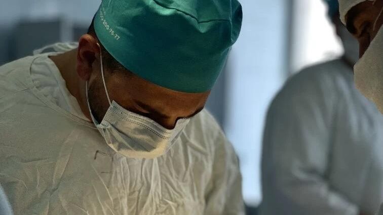 Врачи урологического отделения омской областной клинической больницы проводят операцию пациентке Врачи урологического отделения омской областной клинической больницы проводят операцию пациентке - РИА Новости, 1920, 24.03.2026