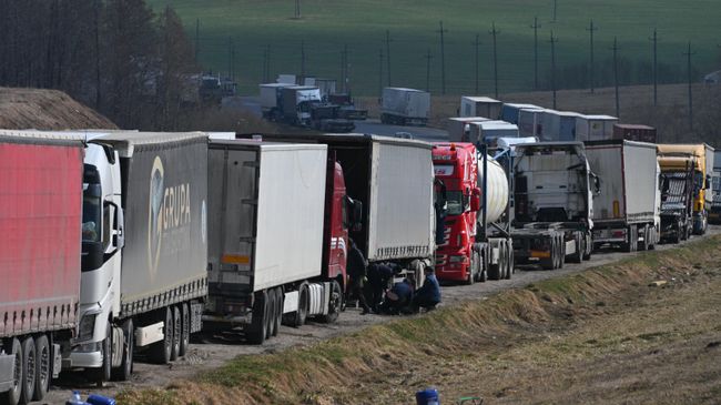 Очередь фур на границе Украины и Польши растянулась на десятки километров
