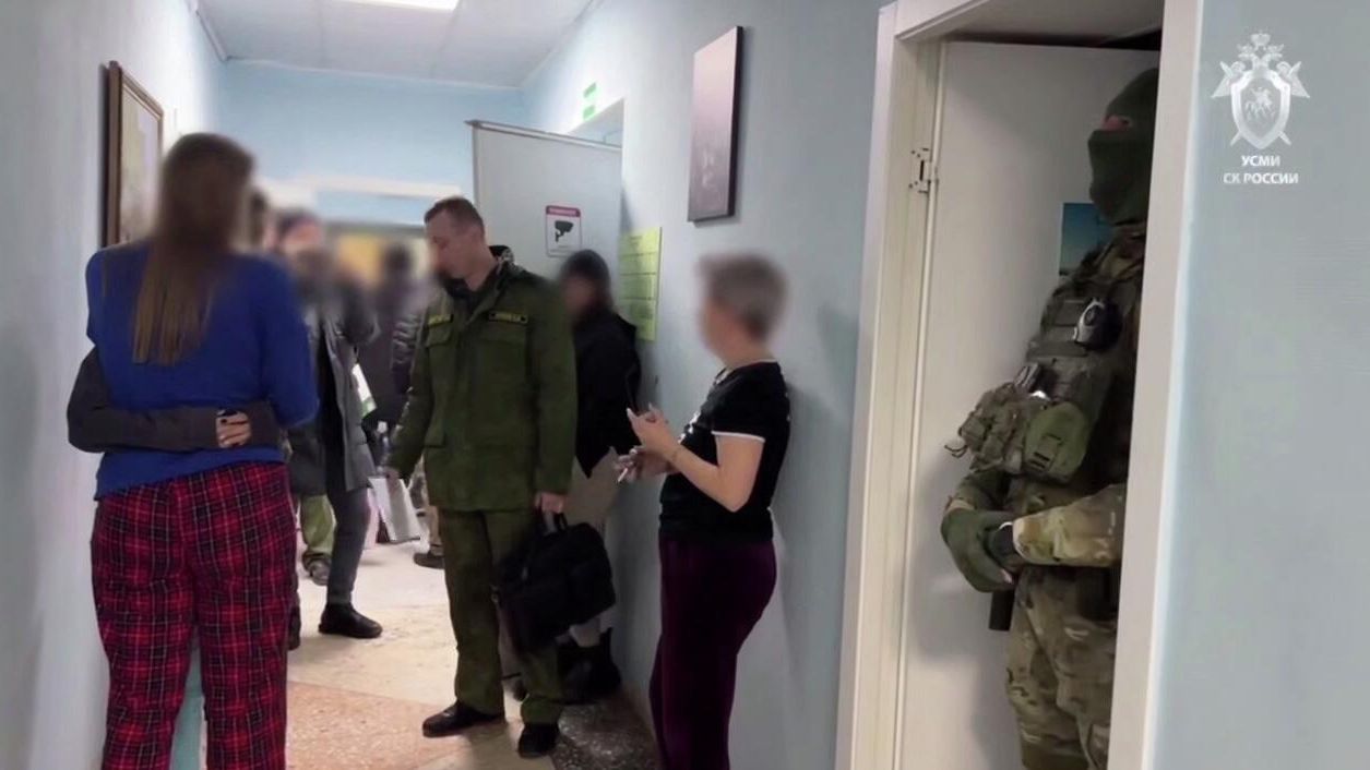 Сотрудники правоохранительных органов в клинике Свобода в Кемерово. Кадр видео Сотрудники правоохранительных органов в клинике Свобода в Кемерово. Кадр видео - РИА Новости, 1920, 25.03.2026
