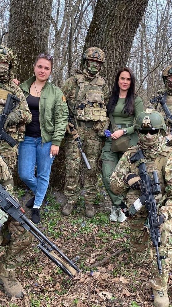 Анна Прокофьева с волонтером Александрой и бойцами одного из спецподразделений Анна Прокофьева с волонтером Александрой и бойцами одного из спецподразделений