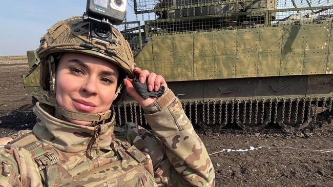 Анна рядом с американской БМП ''Брэдли'' Анна рядом с американской БМП ''Брэдли''