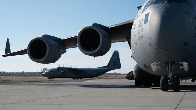 Самолеты C-17 Globemaster III и C-130J Super Hercules ВВС США в аэропорту Жешув-Ясенка, Польша