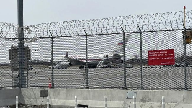 Самолет летного отряда Россия в аэропорту JFK в Нью-Йорке, США. 25 марта 2026