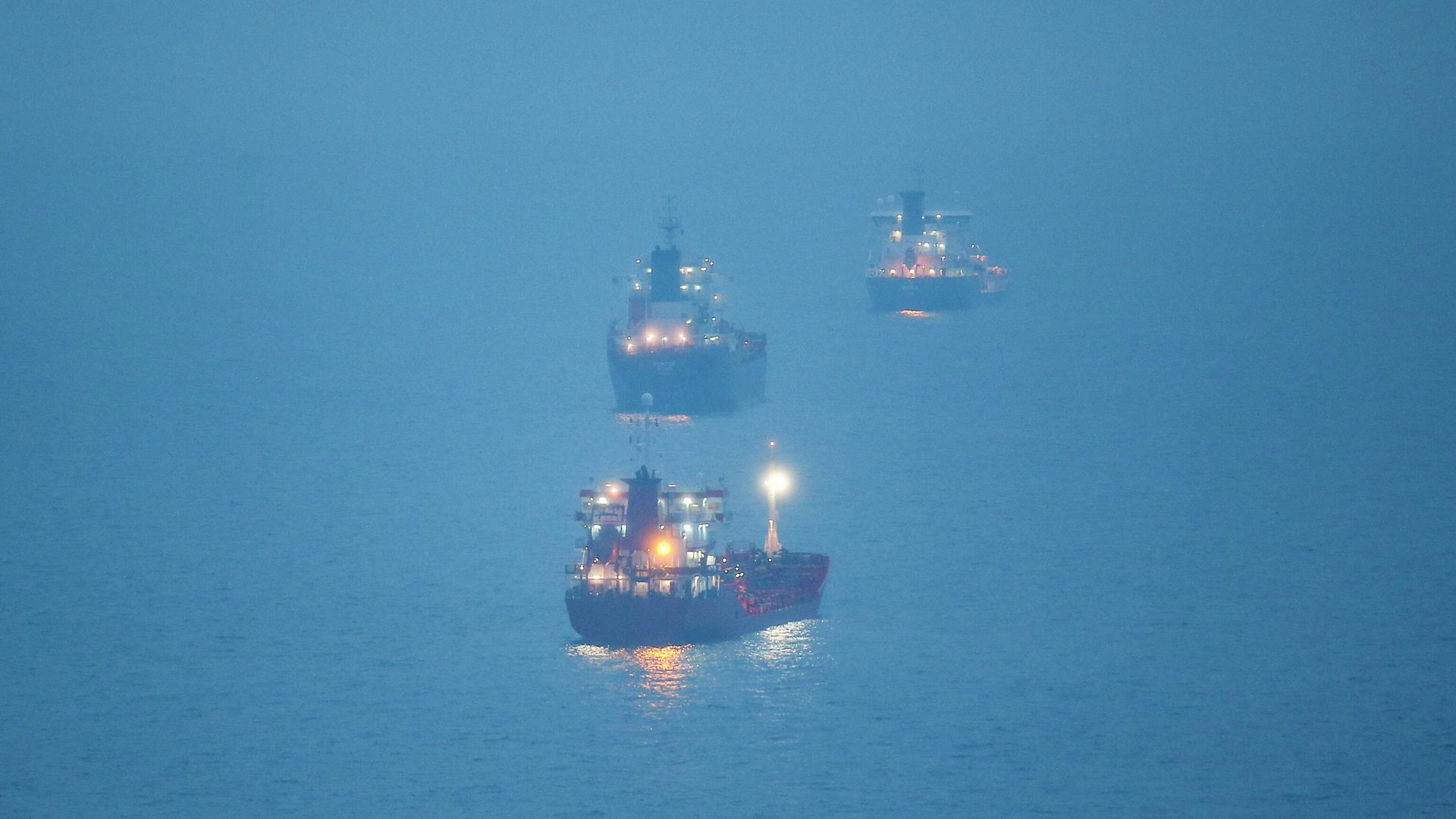 Нефтяные танкеры в Черном море недалеко от Босфорского пролива Нефтяные танкеры в Черном море недалеко от Босфорского пролива - РИА Новости, 1920, 22.06.2026