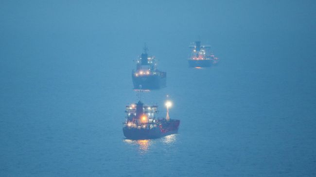 Нефтяные танкеры в Черном море недалеко от Босфорского пролива