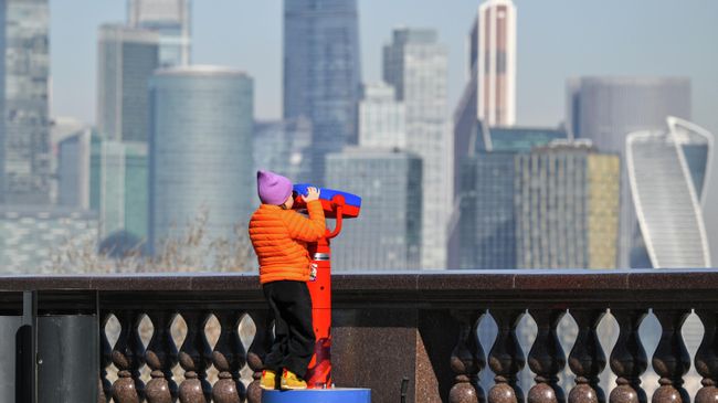 Девочка на смотровой площадке на Воробьевых горах в Москве