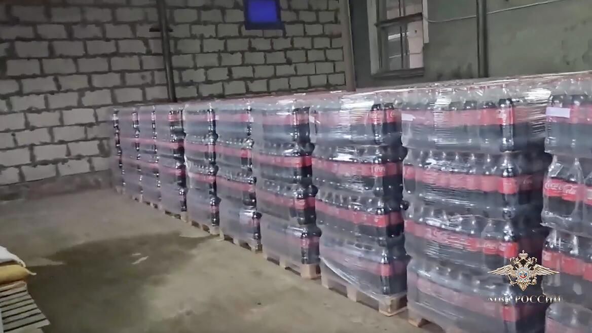 Подпольное производство контрафактной Coca-Cola в Смоленской области - РИА Новости, 1920, 26.03.2026