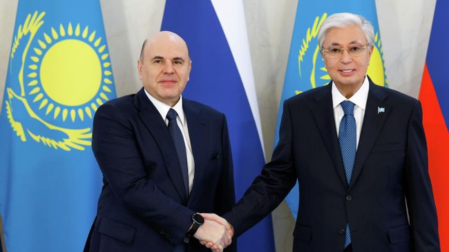Председатель правительства РФ Михаил Мишустин и президент Казахстана Касым-Жомарт Токаев во время встречи в Астане. 26 марта 2026