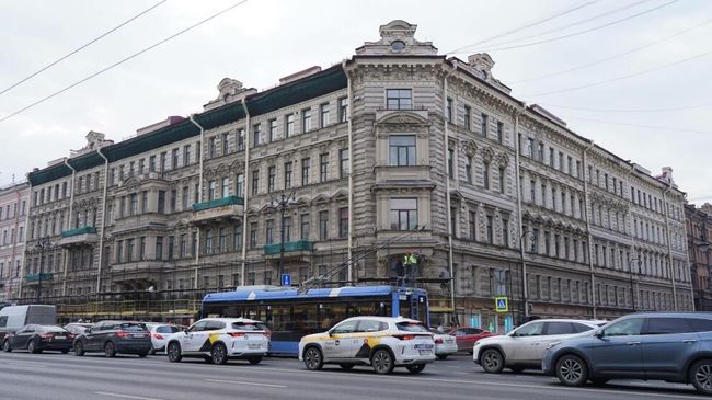 Два дома-памятника на углу Невского проспекта и Пушкинской улицы в Петербурге