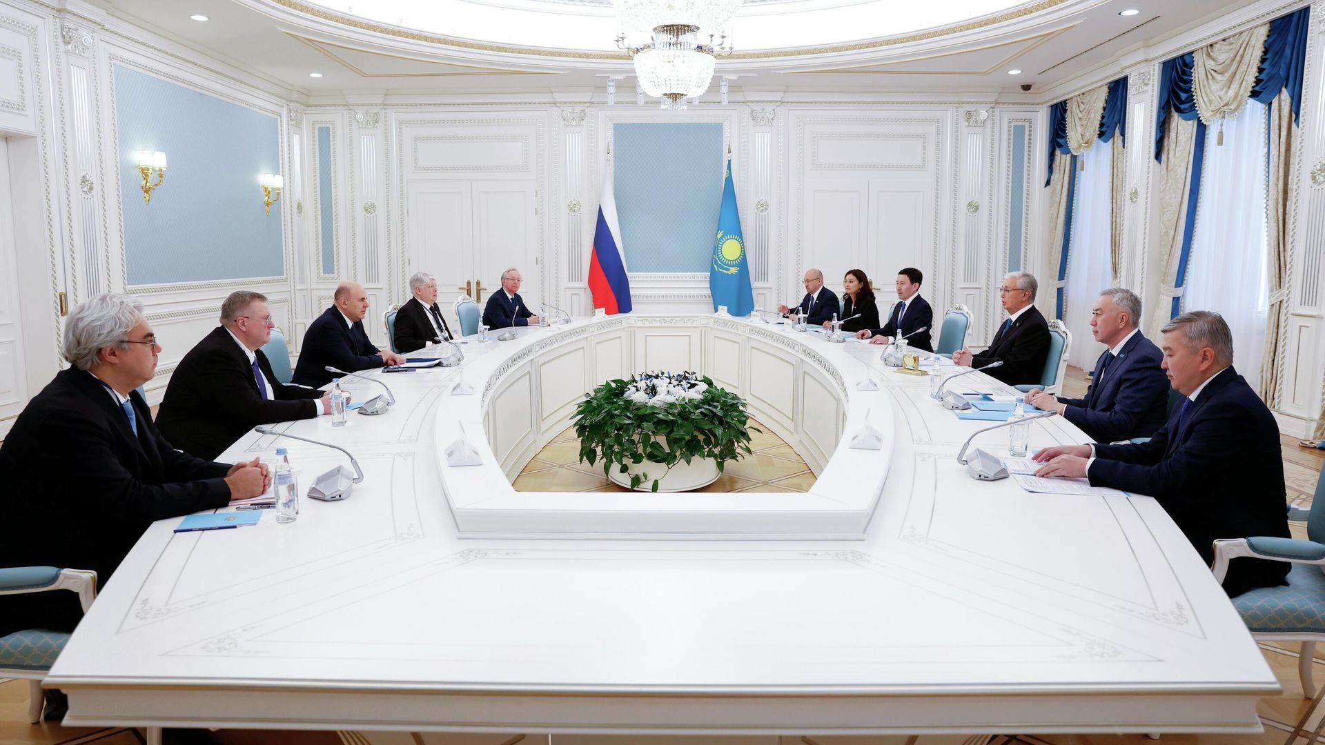 Председатель правительства РФ Михаил Мишустин и президент Казахстана Касым-Жомарт Токаев во время встречи в Астане. 26 марта 2026 Председатель правительства РФ Михаил Мишустин и президент Казахстана Касым-Жомарт Токаев во время встречи в Астане. 26 марта 2026 - РИА Новости, 1920, 26.03.2026