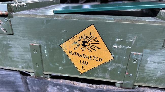 Контейнер с ЗИП на броне танка Т-72Б3 Контейнер с ЗИП на броне танка Т-72Б3