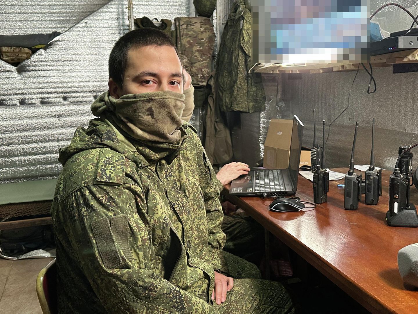 Командир танка с позывным Правда на командном пункте батальона Командир танка с позывным Правда на командном пункте батальона