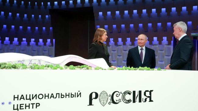  Президент РФ Владимир Путин перед церемонией старта строительства нового комплекса Национального центра Россия в Москве