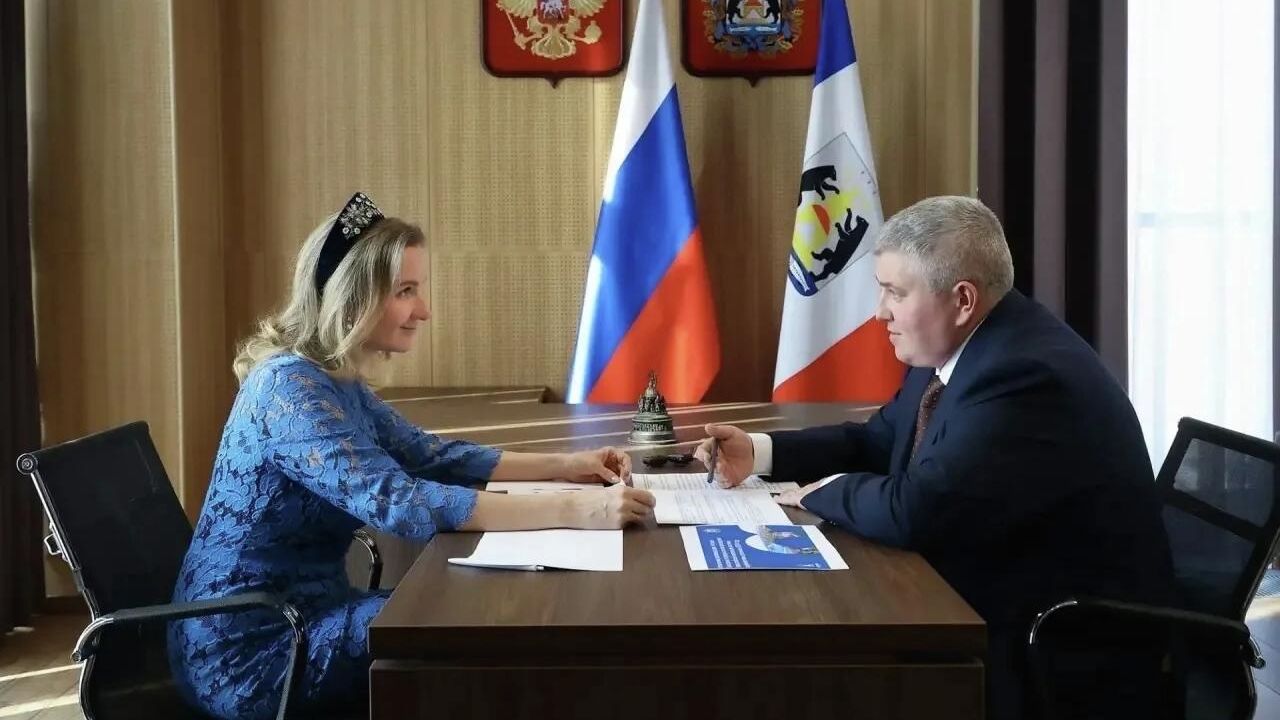 Губернатор Новгородской области Александр Дронов и уполномоченный при президенте России по правам ребенка Мария Львова-Белова во время встречи - РИА Новости, 1920, 26.03.2026