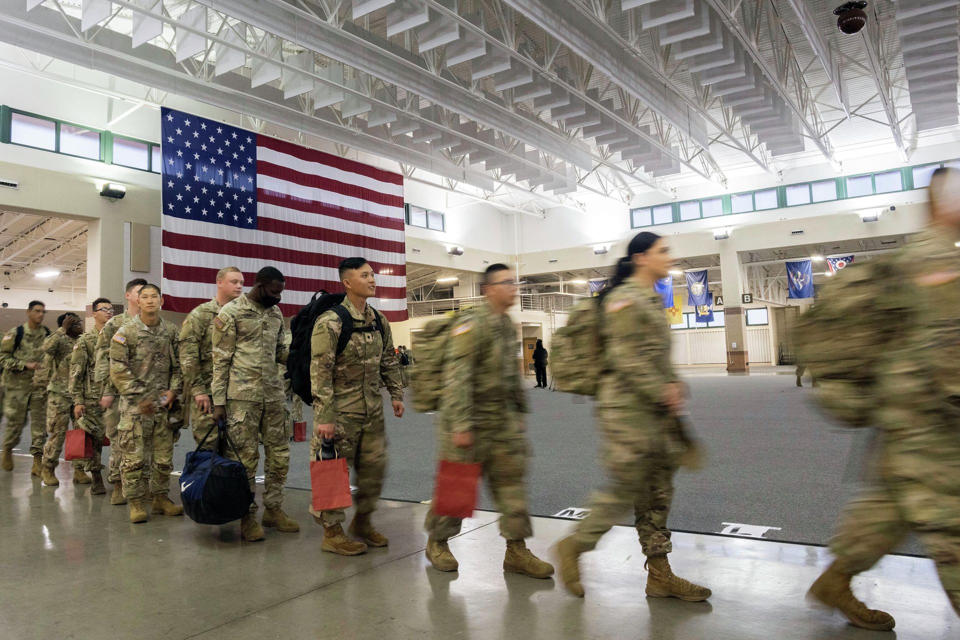 Американские военные перед посадкой в самолет Американские военные перед посадкой в самолет - РИА Новости, 1920, 21.05.2026
