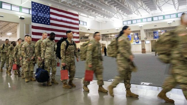Американские военные перед посадкой в самолет