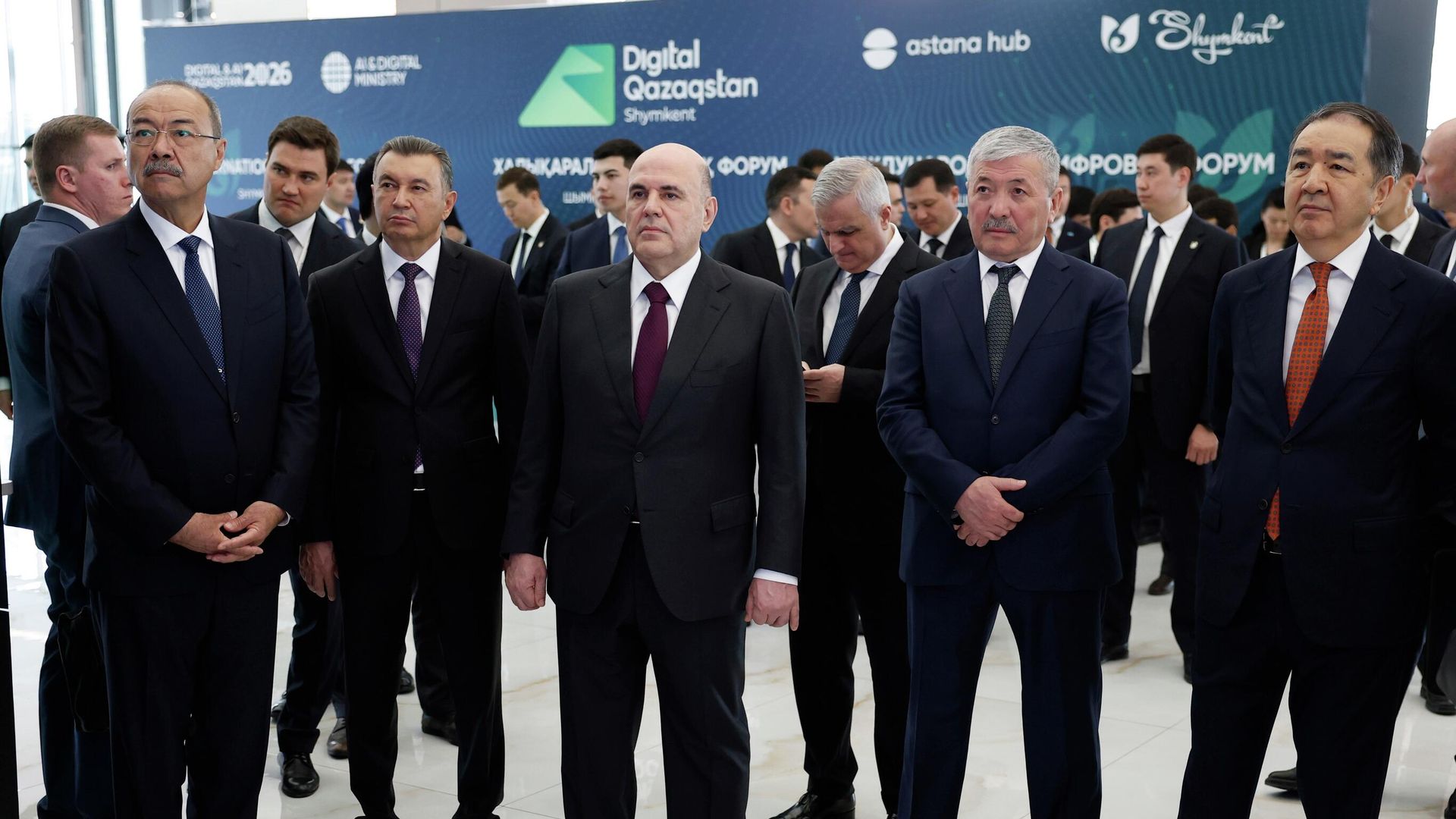Премьер Михаил Мишустин во время осмотра выставки цифровых проектов Digital Qazaqstan 2026 в Шымкенте Премьер Михаил Мишустин во время осмотра выставки цифровых проектов Digital Qazaqstan 2026 в Шымкенте - РИА Новости, 1920, 27.03.2026