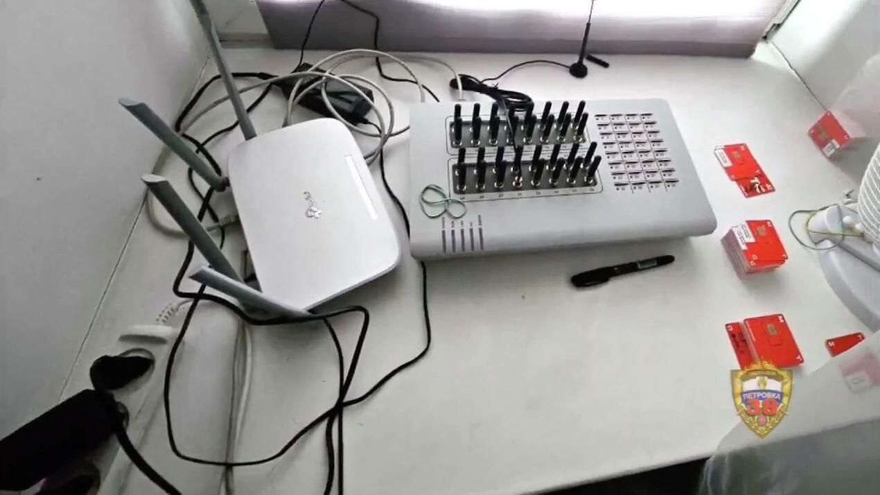 Полицейские пресекли работу технического узла для передачи голосового трафика, который использовали телефонные мошенники в центре Москвы - РИА Новости, 1920, 31.07.2026
