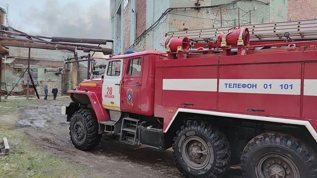 Автомобиль пожарной службы МЧС России на месте пожара на территории суконной фабрики в Моршанске