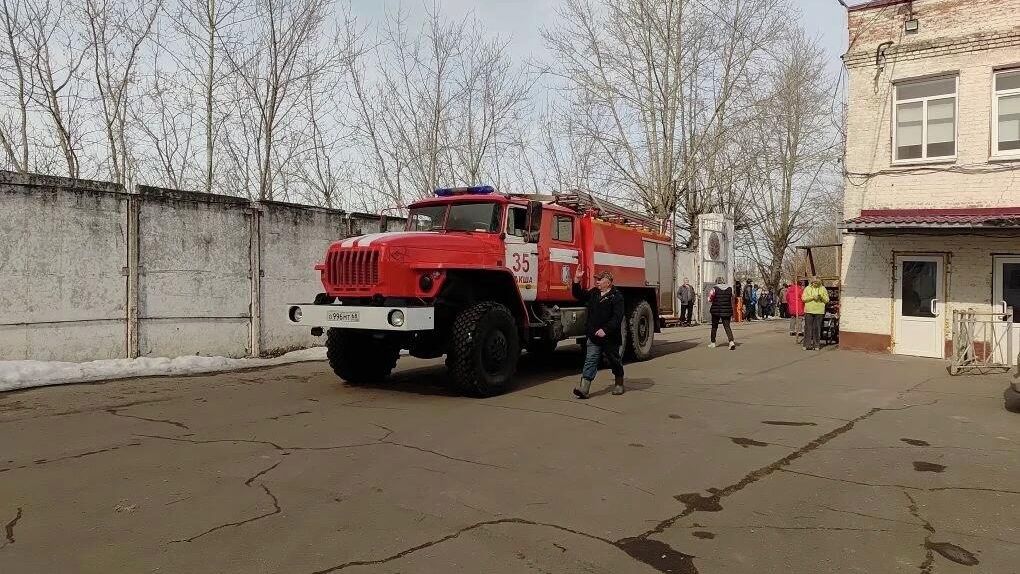 Автомобиль пожарной службы МЧС России на территории суконной фабрики в Моршанске во время пожара Автомобиль пожарной службы МЧС России на территории суконной фабрики в Моршанске во время пожара - РИА Новости, 1920, 27.03.2026