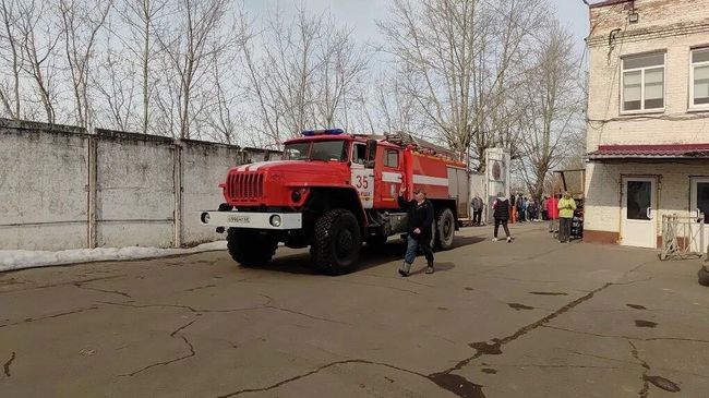 Автомобиль пожарной службы МЧС России на территории суконной фабрики в Моршанске во время пожара