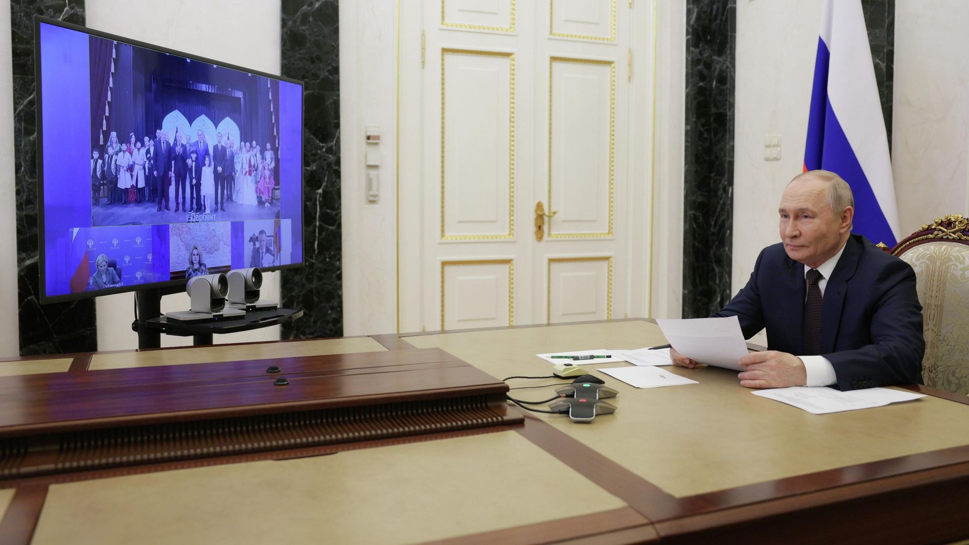Президент РФ Владимир Путин участвует в режиме видеоконференции в церемонии открытия Азербайджанского музыкально-драматического театра в Дербенте Президент РФ Владимир Путин участвует в режиме видеоконференции в церемонии открытия Азербайджанского музыкально-драматического театра в Дербенте - РИА Новости, 1920, 27.03.2026