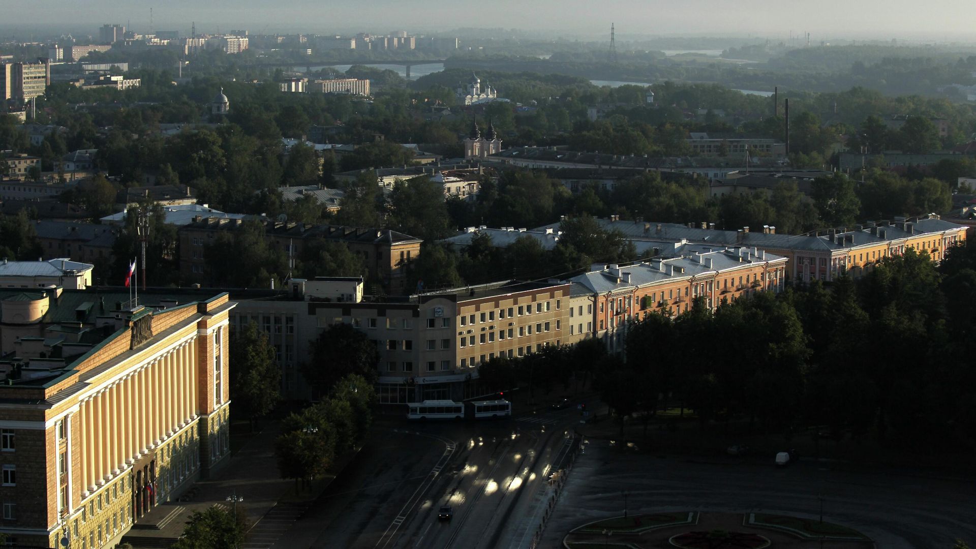 Вид на площадь и здание Новгородской областной администрации в Великом Новгороде Вид на площадь и здание Новгородской областной администрации в Великом Новгороде - РИА Новости, 1920, 24.06.2026