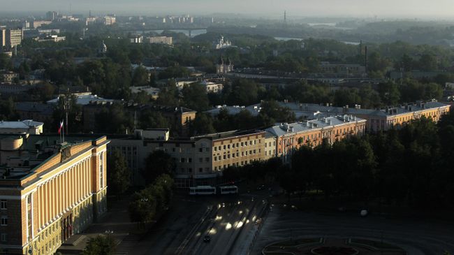 Вид на площадь и здание Новгородской областной администрации в Великом Новгороде