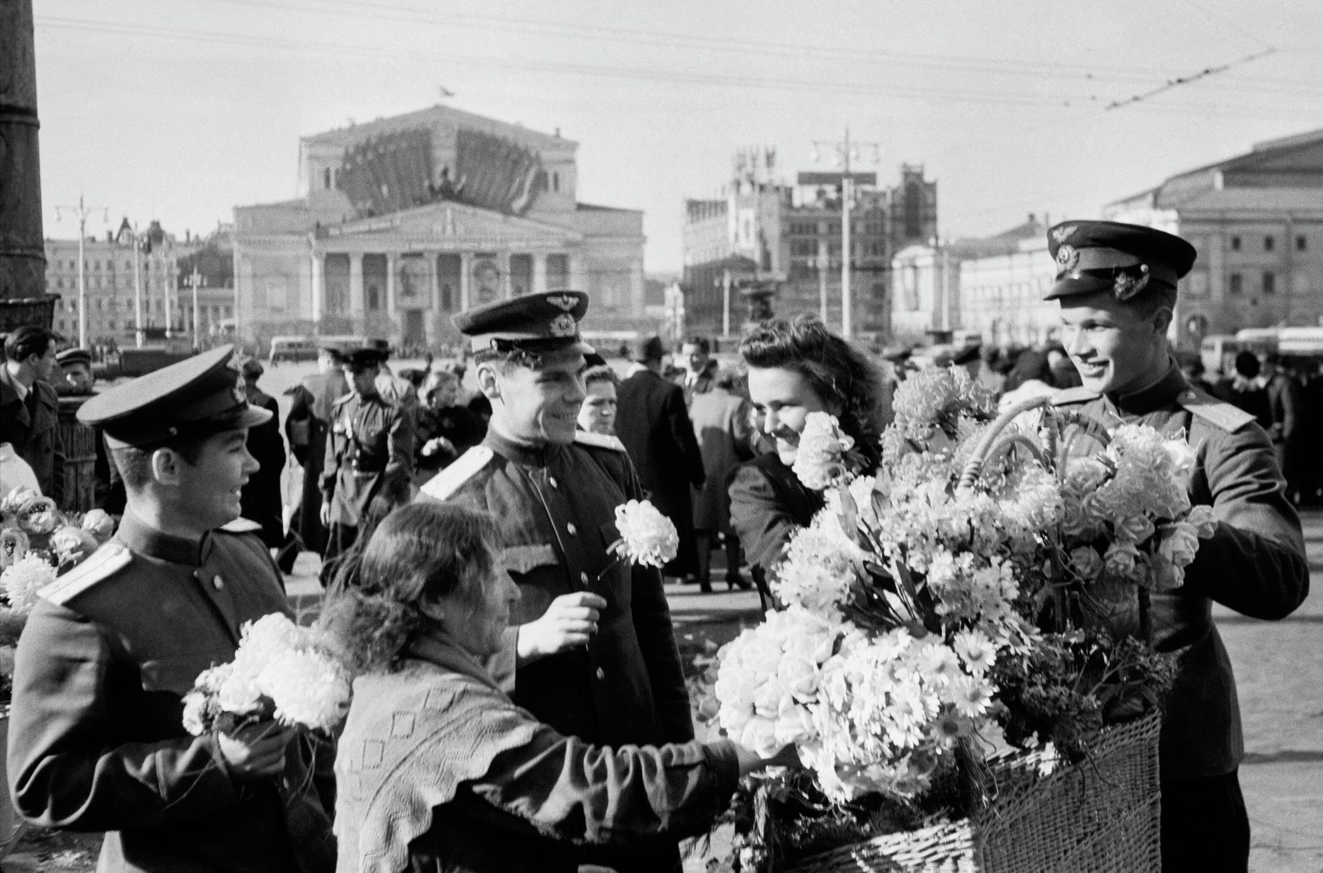 Великая Отечественная война 1941-1945 гг. 9 мая 1945 года - День Победы. Советские летчики на площади Революции в Москве - РИА Новости, 1920, 29.04.2026