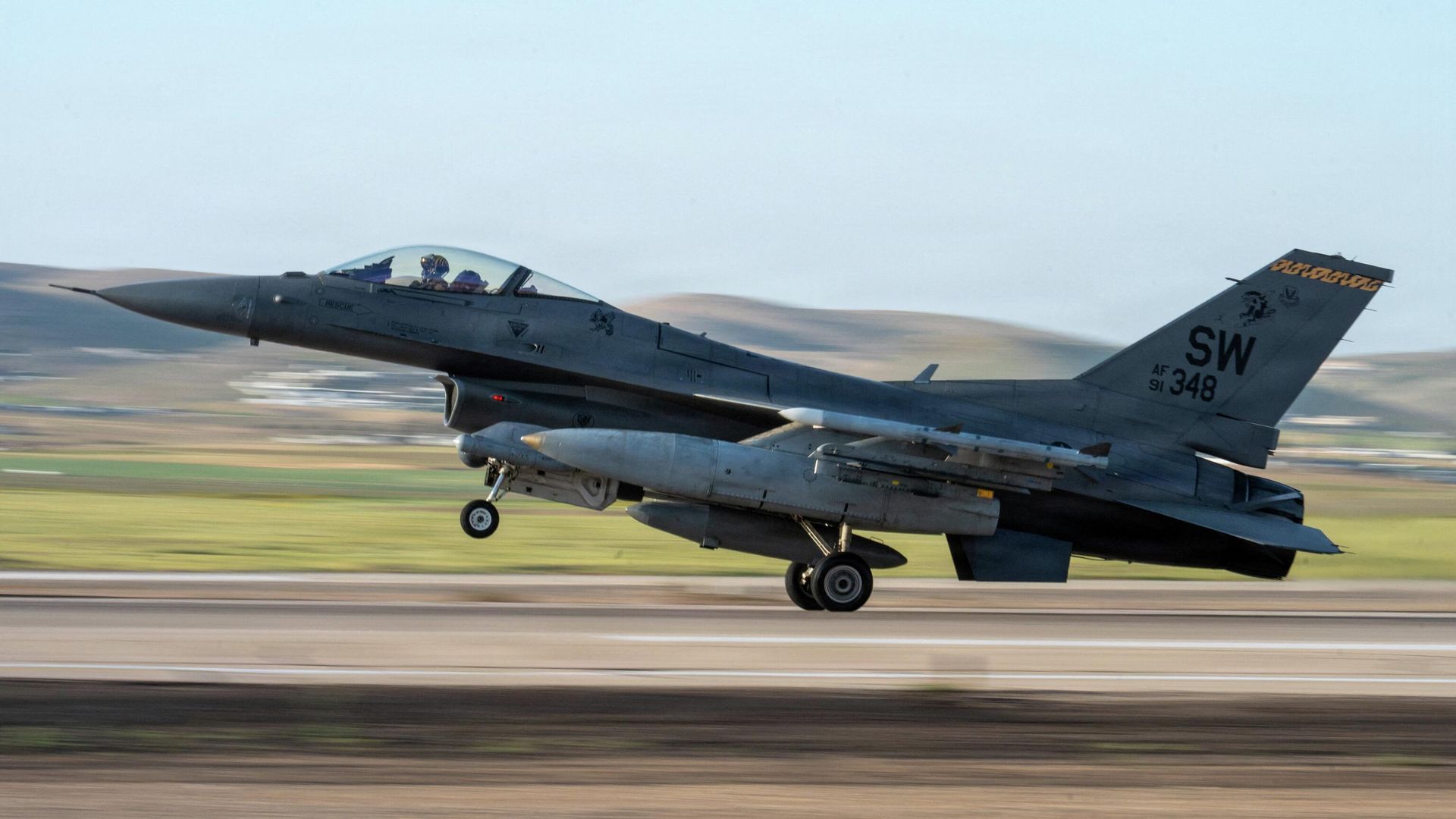 Истребитель F-16 Fighting Falcon ВВС США на базе на Ближнем Востоке в рамках операции Эпическая ярость - РИА Новости, 1920, 27.03.2026