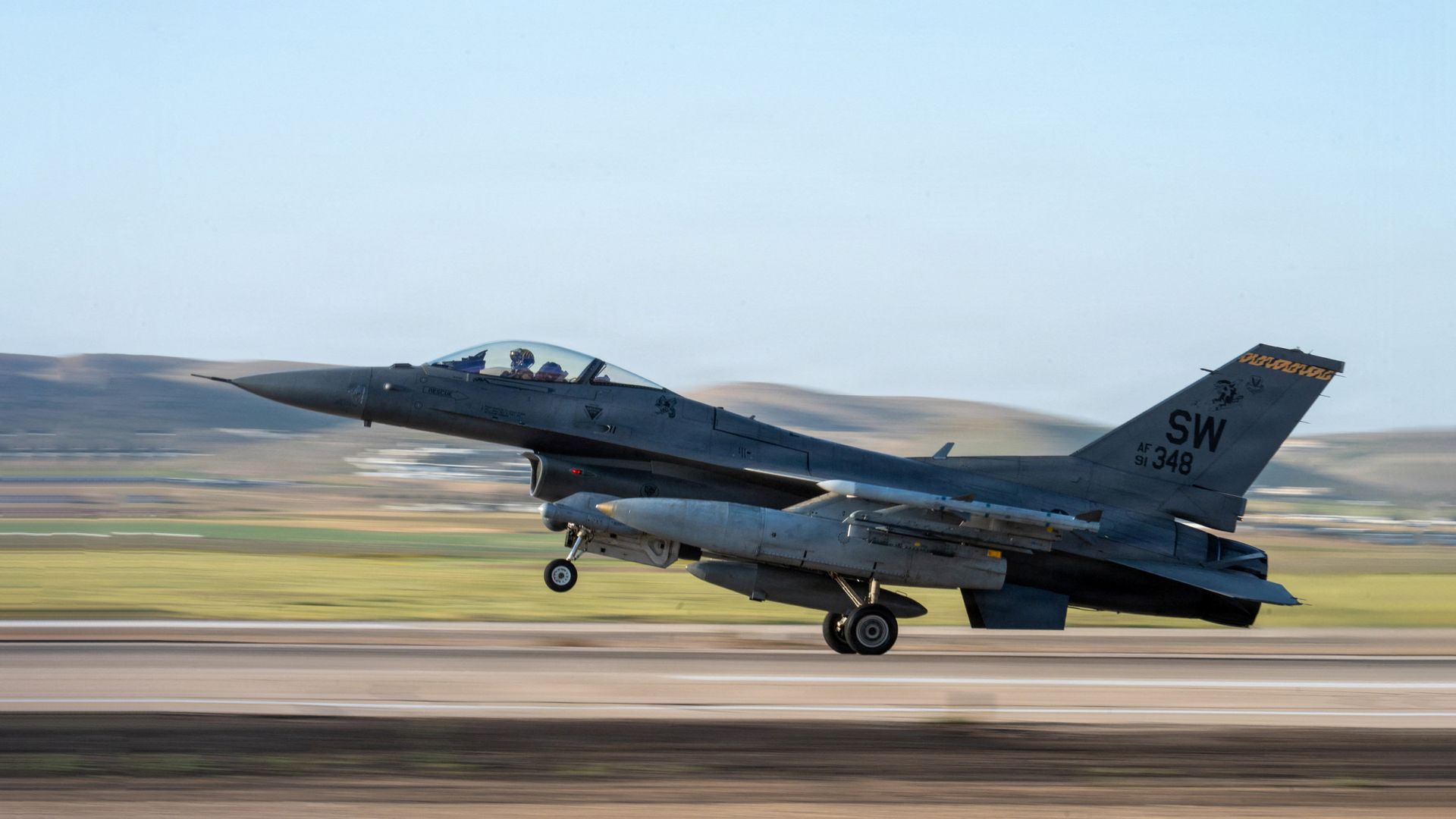 Истребитель F-16 Fighting Falcon ВВС США на базе на Ближнем Востоке в рамках операции Эпическая ярость - РИА Новости, 1920, 27.03.2026
