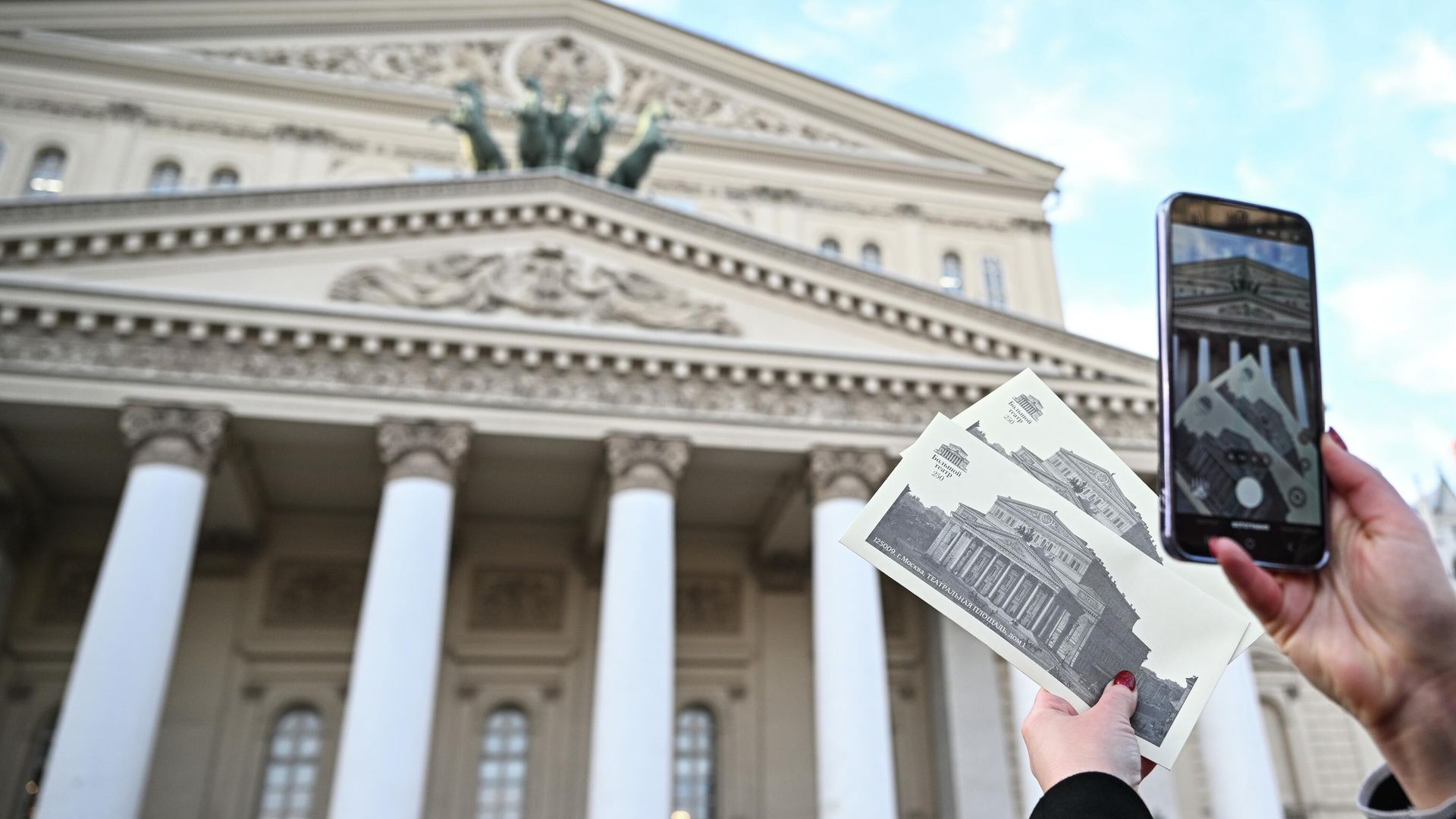 Девушка фотографирует билеты в Большой театр в Москве Девушка фотографирует билеты в Большой театр в Москве - РИА Новости, 1920, 25.09.2026
