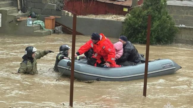 Эвакуация жителей во время обильных осадков в Махачкале