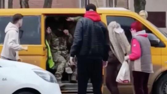 Жители Харькова выломали двери микроавтобуса военкомата чтобы освободить мобилизованного молодого человека Жители Харькова выломали двери микроавтобуса военкомата чтобы освободить мобилизованного молодого человека - РИА Новости, 1920, 28.03.2026