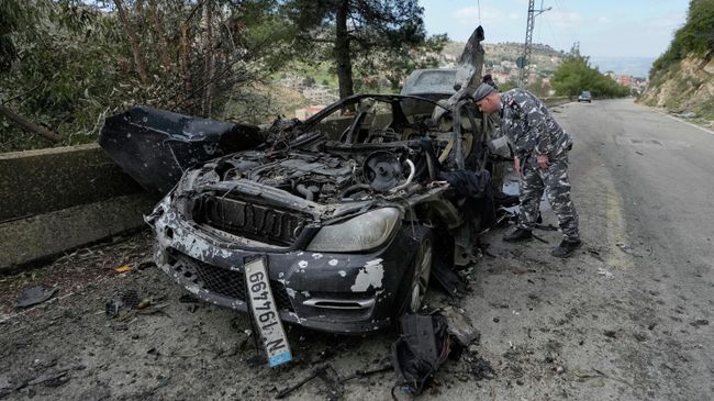 Последствия израильский атаки на автомобиль с журналистами на юге Ливана. 28 марта 2026 года