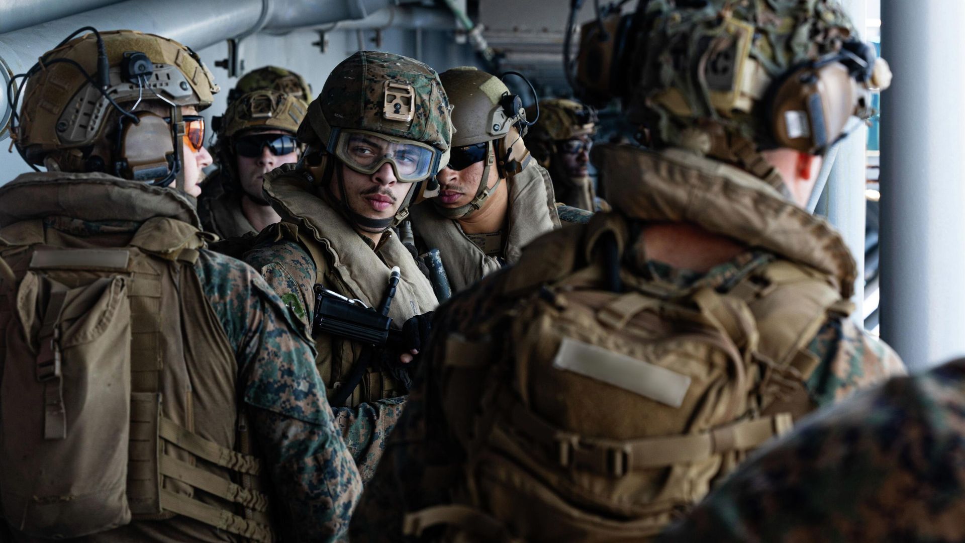Американские моряки и морские пехотинцы на борту десантного корабля USS Tripoli Американские моряки и морские пехотинцы на борту десантного корабля USS Tripoli - РИА Новости, 1920, 28.03.2026