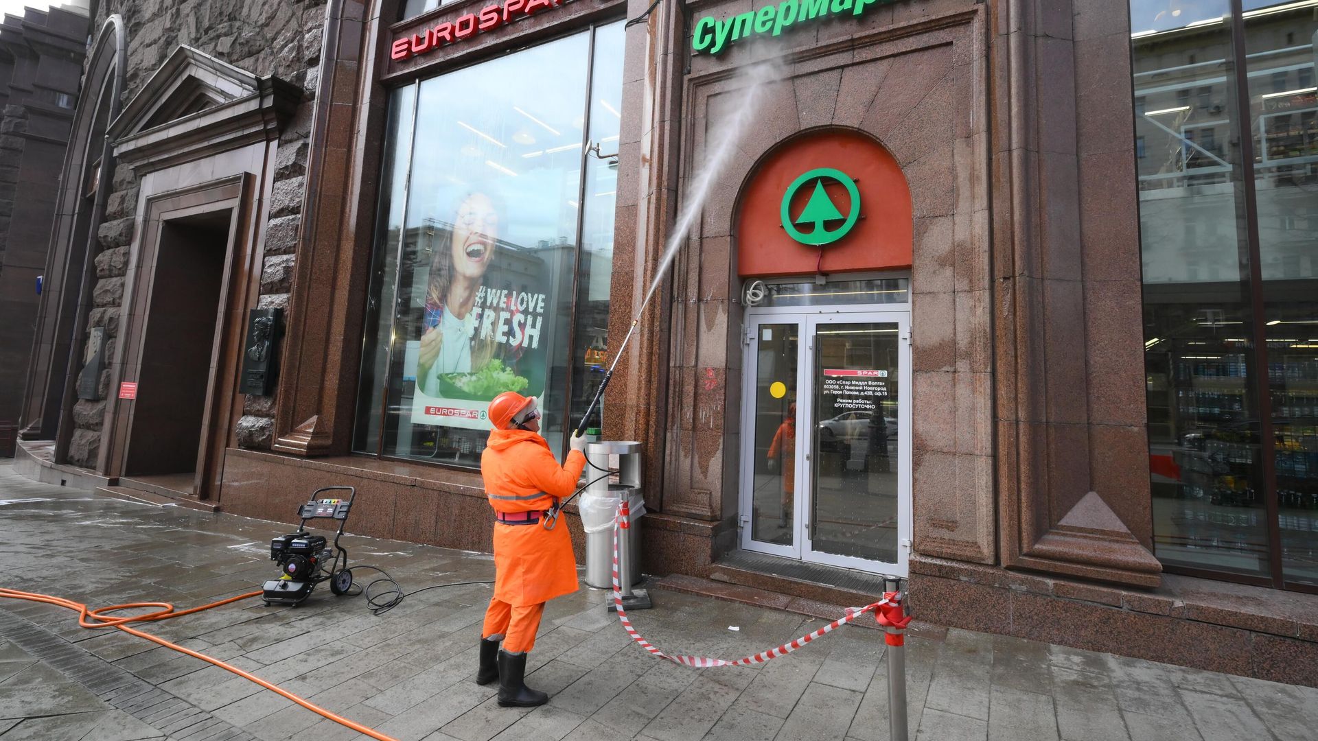 Сотрудники коммунальных служб промывают фасады жилых домов на Тверской улице в Москве после зимы. 28 марта 2026 Сотрудники коммунальных служб промывают фасады жилых домов на Тверской улице в Москве после зимы. 28 марта 2026 - РИА Новости, 1920, 28.03.2026