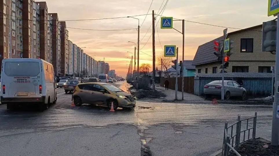 Место ДТП в Омске, в котором пострадали две несовершеннолетние - РИА Новости, 1920, 29.03.2026