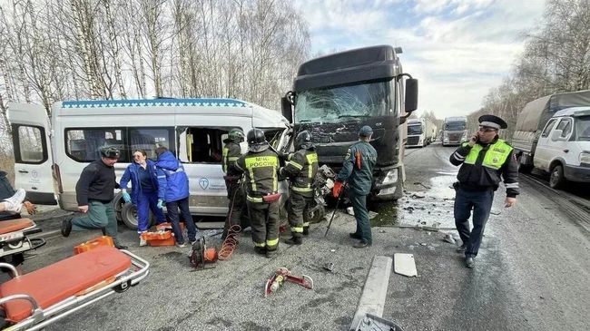 На месте ДТП с участием микроавтобуса в Челябинской области