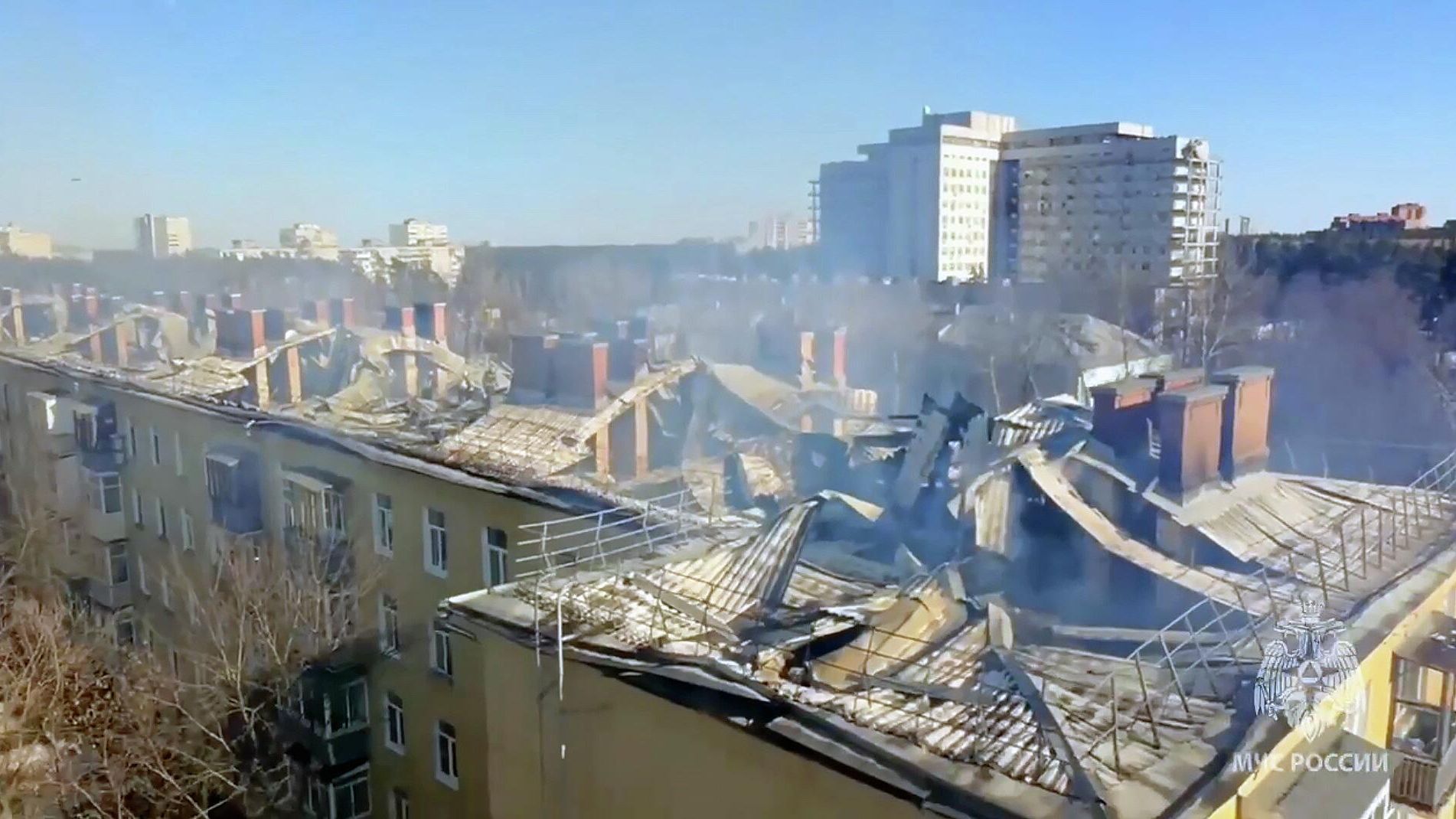 Последствия пожара на крыше жилого дома в Жуковском. Кадр видео Последствия пожара на крыше жилого дома в Жуковском. Кадр видео - РИА Новости, 1920, 29.03.2026