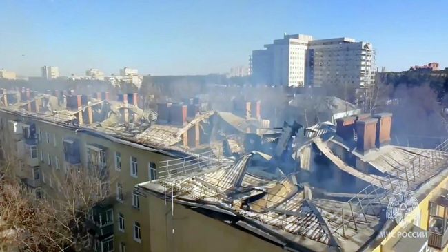 Последствия пожара на крыше жилого дома в Жуковском. Кадр видео