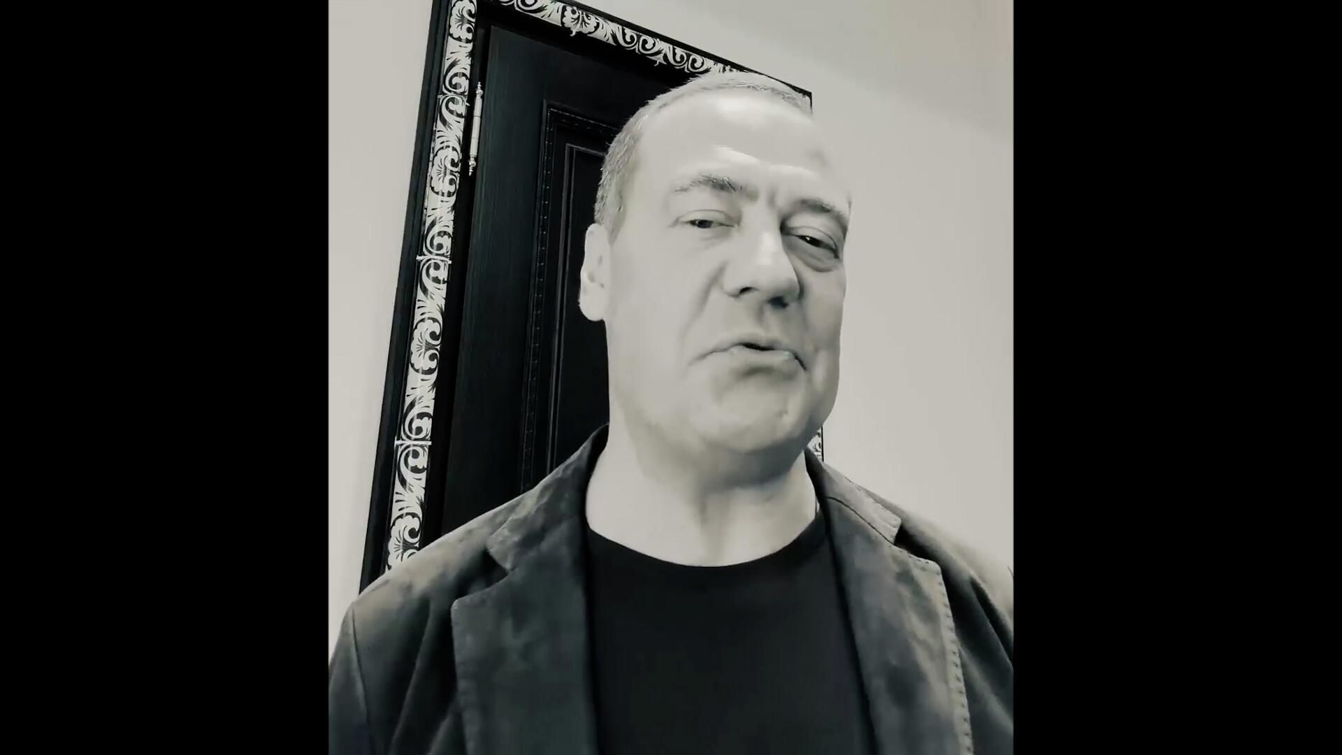 Медведев высмеял оружейного барона Зеленского за визит на Ближний Восток Медведев высмеял оружейного барона Зеленского за визит на Ближний Восток - РИА Новости, 1920, 29.03.2026