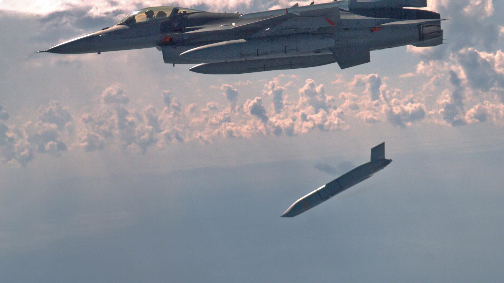 Запуск ракеты JASSM-ER с истребителя F-16 Запуск ракеты JASSM-ER с истребителя F-16 - РИА Новости, 1920, 30.03.2026