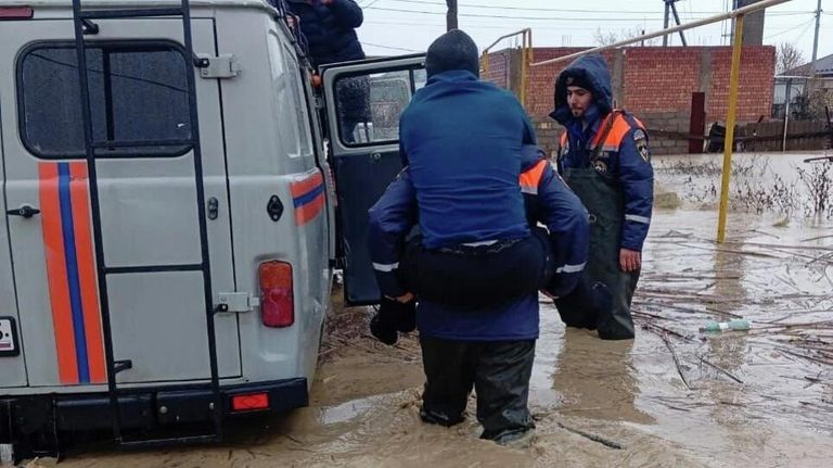 Сотрудники МЧС эвакуируют жителя из дома на подтопленной улице в Дербенте Сотрудники МЧС эвакуируют жителя из дома на подтопленной улице в Дербенте